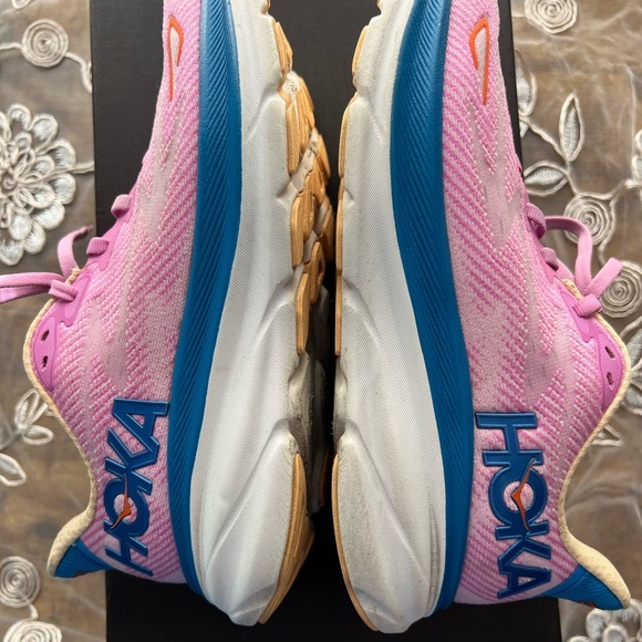 Hoka Clifton9, SZ 6 pink and blue tennis shoes - Picture 3 of 9